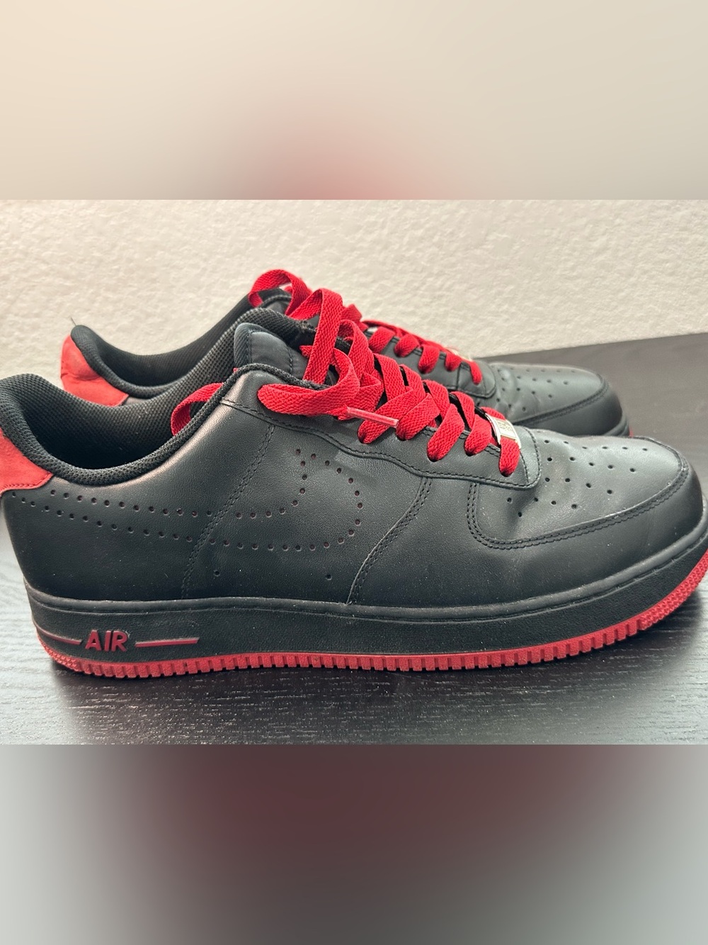 Nike Men's Black Sneakers with Red Accents